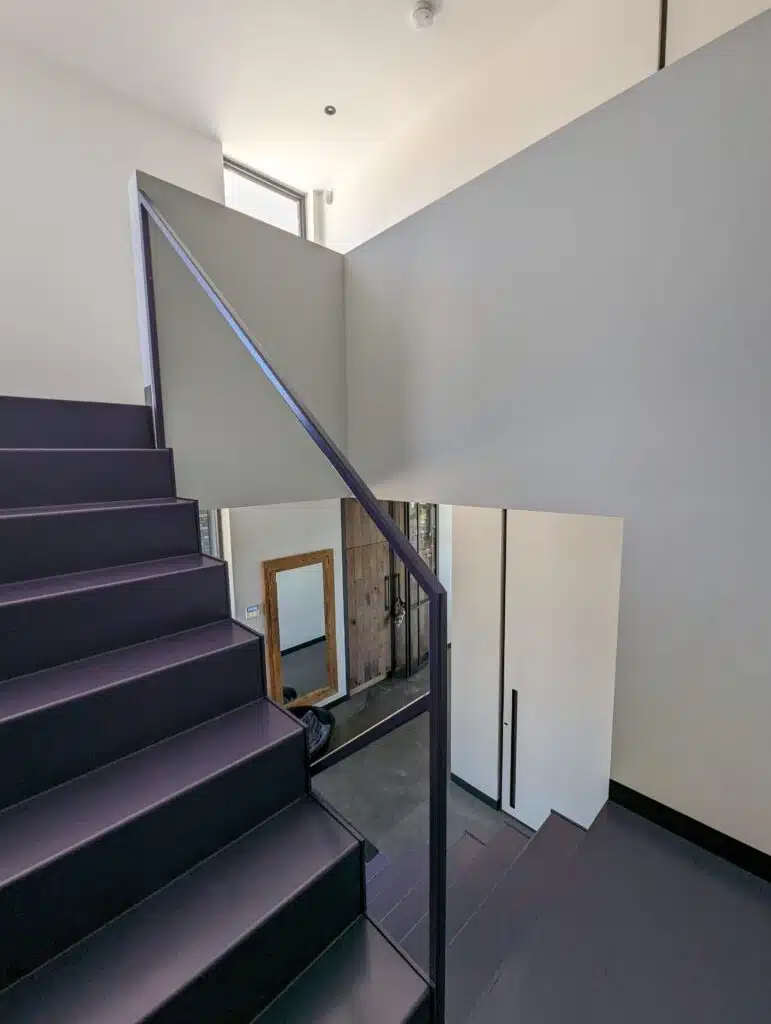 Plinten strak gespoten